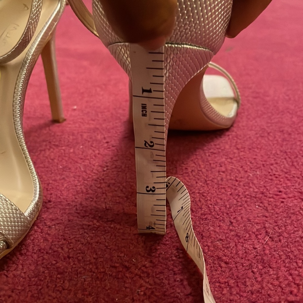 Silver heels (Ann Michelle) - Picture 3 of 7